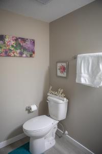 Modern 2-Bedroom Suite with Private Access - 10 minutes from Calgary Airport
