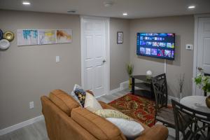 Modern 2-Bedroom Suite with Private Access - 10 minutes from Calgary Airport