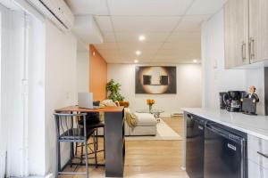 Chic DT MTL Condo with Rooftop, BBQ