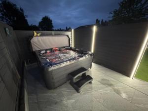 Modern 4 Bedroom Stylish Villa with out-door Hot Tub