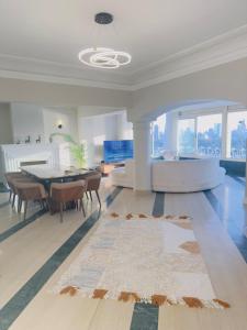 Nilefront Elegance Apartment Between Zamalek & Downtown