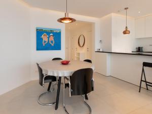 Apartment on Zeedijk with Sea View