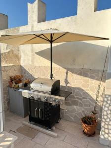 Cozy Sea View Flat with Private 83 sq Rooftop, Balcony, and BBQ in the Old Town
