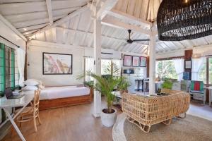 Melasti Wooden Beach House Uluwatu Private pool & Part time staff