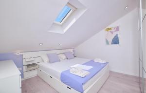 Cozy Apartment In Mali Losinj With Wifi