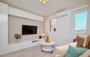 Cozy Apartment In Mali Losinj With Wifi