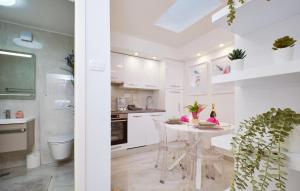 Cozy Apartment In Mali Losinj With Wifi