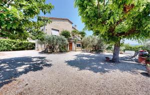 2 Bedroom Gorgeous Apartment In Caromb