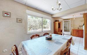 Appartements 2 Bedroom Gorgeous Apartment In Caromb : photos des chambres