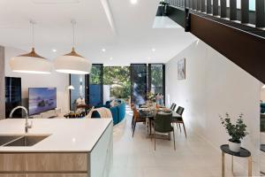 Sunny 3BR North Bondi Escape, 19min Walk to Beach
