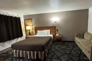 Queen Room room in Woodland Inn & Suites