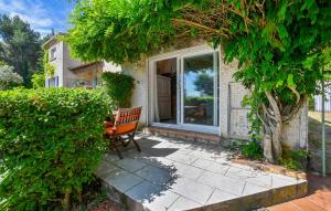 Maisons de vacances Nice Home In Sarrians With Wifi : photos des chambres