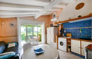 Maisons de vacances Nice Home In Sarrians With Wifi : photos des chambres