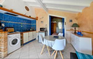 Maisons de vacances Nice Home In Sarrians With Wifi : photos des chambres