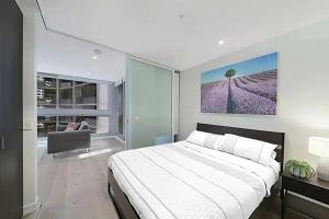 Stylish & Cozy CBD Stay Steps from Southern Cross