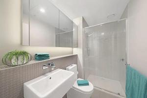 Stylish & Cozy CBD Stay Steps from Southern Cross