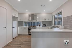 KozyGuru | Austral | 4 Room Comfy House