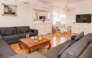 Beautiful Home In Dugo Selo With Wifi 