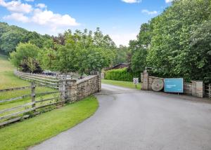 Charlesworth Lodges