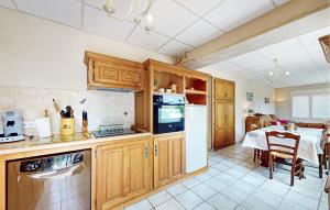 Appartements 2 Bedroom Gorgeous Apartment In Caromb : photos des chambres
