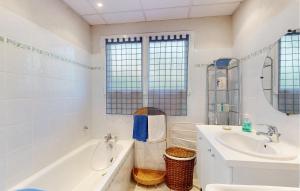 Appartements 2 Bedroom Gorgeous Apartment In Caromb : photos des chambres