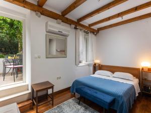 Apartment Taura - Studio Apartment with Balcony and Old City View