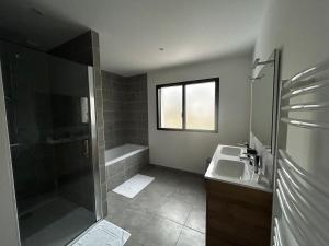 Villa récente avec piscine intérieure chauffée, 10 personnes