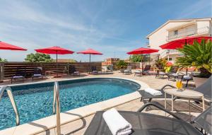 Nice Home In Turanj With Jacuzzi