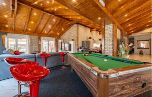 Nice Home In Turanj With Jacuzzi 