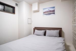 3ベッドルームとリビング 4部屋全て個室 混まない2つのシャワールームとトイレ 東新宿駅2分8名