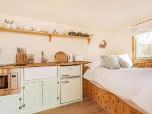 Woodside Hut 1 - Uk36105