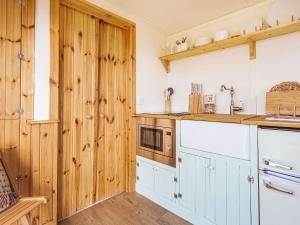 Woodside Hut 1 - Uk36105