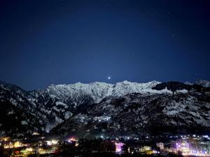 Hotel Suraj Inn ,near Hadimba Devi Temple ! Rooftop Restaurant ! Personal Parking