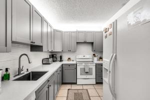 Tropical Retreat with Beach Resort Amenities