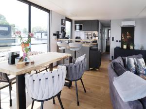 Houseboat with sauna & fantastic view Offingawier