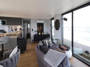 Houseboat with sauna & fantastic view Offingawier