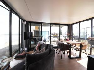 Houseboat with sauna & fantastic view Offingawier