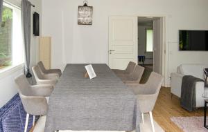 Gorgeous Home In Örebro With Sauna