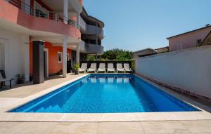 3 Bedroom Beautiful Apartment In Solin