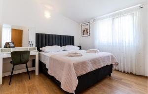 3 Bedroom Beautiful Apartment In Solin 