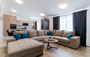 3 Bedroom Beautiful Apartment In Solin 