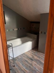 Chambre Cosy , sub et wc privatif , chez lhabitant avec piscine