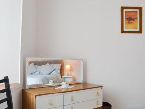 Hillside - Uk32930