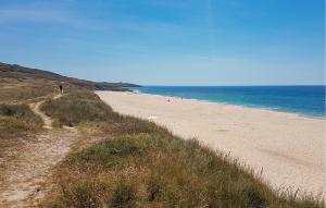 Maisons de vacances 3 Bedroom Amazing Home In Plouhinec : photos des chambres