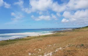 Maisons de vacances 3 Bedroom Amazing Home In Plouhinec : photos des chambres