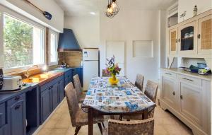 Maisons de vacances 3 Bedroom Amazing Home In Plouhinec : photos des chambres