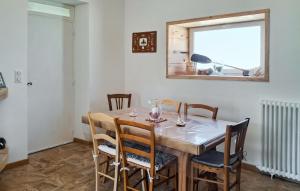 Maisons de vacances 3 Bedroom Amazing Home In Plouhinec : photos des chambres