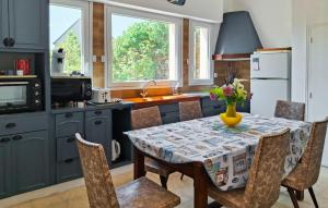Maisons de vacances 3 Bedroom Amazing Home In Plouhinec : photos des chambres