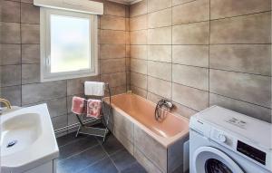 Maisons de vacances 3 Bedroom Amazing Home In Plouhinec : photos des chambres