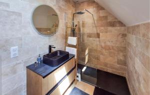 Maisons de vacances 3 Bedroom Amazing Home In Plouhinec : photos des chambres